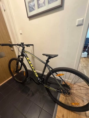 Scott 960 mountainbike  - Säljer en Scott mountainbike i svart med gula detaljer. Cykeln har grova däck, raka styren och framdämpare. Perfekt för dig som gillar att cykla i terräng eller på grusvägar. Snygg och sportig design med tydlig Scott-logga på ramen.