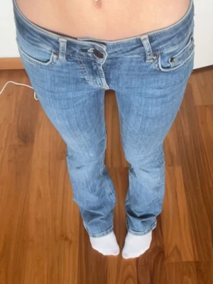 Zara low bootcut jeans - Säljer dessa Zara jeans köpa för länge sen men nästan ny skick. Nypris 400