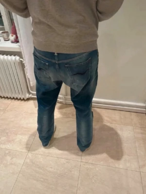 Replay jeans med slitningar  - Snygga Replay jeans med feta slitningar! Ett större hål vid knät men otroligt snygga och i bra skick! Kan pruta ner lite vid snabb affär! Hör av er vid frågor😁