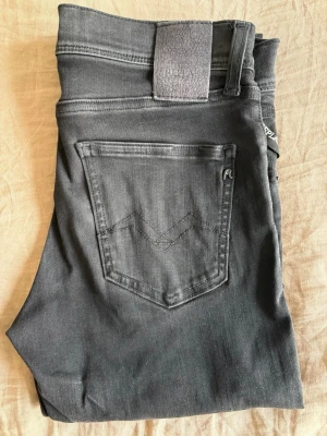 Gråa jeans från Replay (Wallys Hyperflex) barn (14 år) - Snygga gråa jeans från Replay i modellen Wallys med Hyperflex X-L.I.T.E. Re-Used material. Jeansen har klassisk femficksdesign och diskret broderad detalj på bakfickan. 