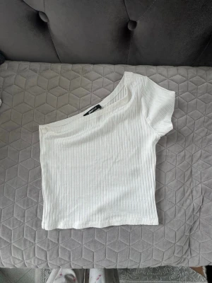 Vit ribbad off shoulder topp - Trendig vit ribbad topp från Gina Tricot med kort ärm och off shoulder-design. 
