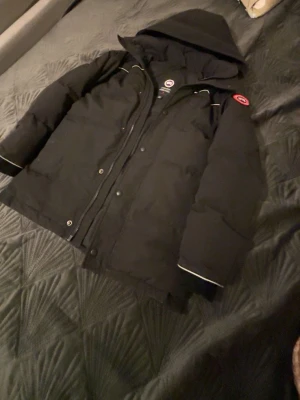 Canada Goose Jacka - Säljer denna canada goose då den är för liten och sitter fel. Äkta jacka med bra skick. Andvänt några gånger men inget som syns.