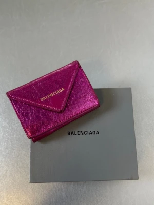 Rosa plånbok från Balenciaga - Denna vara kommer att auktioneras ut på Plick Live den 3 juni klockan 19:00