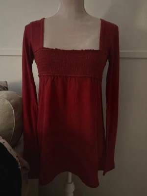 Röd långärmad topp med smock - Abercrombie babydoll top L, runs smaller