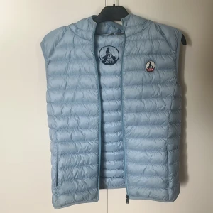 Jott väst  - Ljusblå väst från jott. Västen har en snygg luva som gör att västen är perfekt till sommaren. Köpt i Frankrike i jott butik för 1990 kr. Skick 8/10. Finns både kvitto och påse från Jott. 