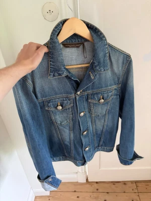 Jacob Cohen Denim Jacka - Säljer nu denna extremt fina denim jackan från Jacob Cohen. Den är i mycket fint skick utan någon antydan på använding, 9/10 utan tags. Storlek M, made in italy. Nypris ligger på runt +-10000kr, mitt pris: 2900kr. 