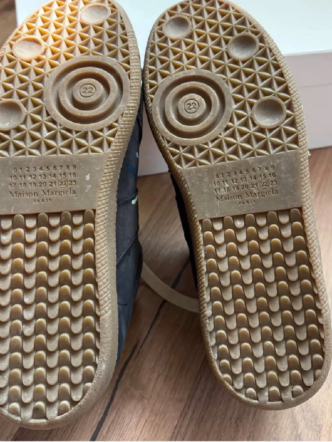 Svarta sneakers med färgstänk - 2