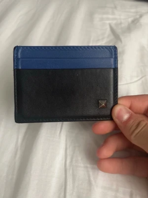 Valentino korthållare  - Säljer nu denna valentino korthållare som är i skick 9/10 typ helt ny. Köpte för 1200 mitt pris 600, kan gå ner i pris vid snabbaffär. Såklart äkta 