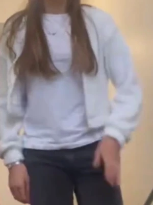 Vit fluffig kofta med knappar - Mysig vit kofta i fluffigt material med rund hals och stora knappar framtill. Kortare modell som passar perfekt till jeans eller kjol. Långa ärmar och ribbade muddar ger en avslappnad men trendig look.