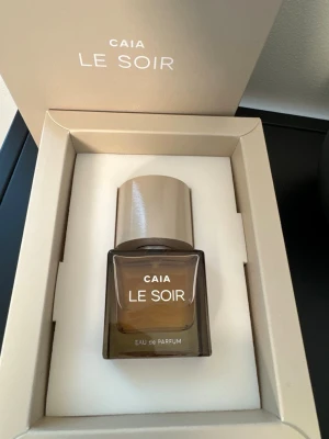 Ny CAIA Le Soir Eau de Parfum 50ml - Slutsålda favoritdoften från CAIA - Le Soir i fullsize 50ml. Helt ny parfym (endast öppnad förpackning,  lite repat i färgen på framsidan av förpackningen, se bild 5, samt nedtill bild 3 se märken efter öppnat tejp).