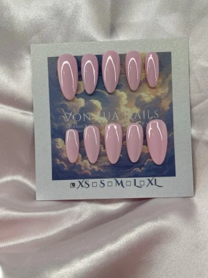 Rosa(XS);Medium Almond - Snygga handgjorda press-on naglar i en mjuk rosa nyans. Naglarna har en glansig finish och en elegant medium lång almondform som ger ett trendigt och stilrent intryck. Perfekta för dig som vill ha salongskänsla hemma.XS: 14 mm, 11 mm, 11,5 mm, 10 mm, 8 mm 