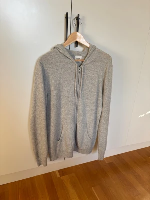 John Henric zip - Säljer nu en grå zip cashmere hoodie ifrån John Henric. Sjukt snygg och stilren. Nypris: 2999kr Storlek: M 