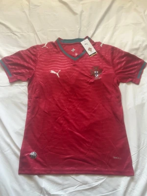 Portugal VM tröja 2026 storleken S,M finns  - Väldigt snygg många andra modeller finns och storlekar passa på nu när det är varmt ute välj gärna postorder,instabox följ oss gärna på tiktok Scandinavia_market mer saker finns kolla vår profil skriv vilken storlek ni vill ha innan ni köper !!