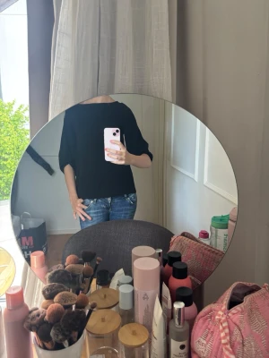 Svart lös topp med trekvartsärm - Snygg svart topp med trekvartsärm och lös passform. Perfekt till jeans eller kjol för en enkel men stilren look. Toppen har en klassisk rund halsringning och är tillverkad i ett mjukt material som känns skönt mot huden.