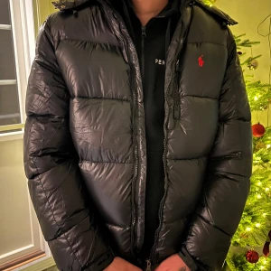 Ralph L jacka  - Säljer en jacka från Ralph L i storlek M. Jackan är i mycket fint skick, sparsamt använd och ser ut som ny. Köpt på Vinted och därav finns de inga äkthetsbevis. Därav priset 