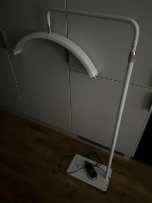 Vit LED-lampa FRANSAR  - Måste få den såld pga flytt 6/6, den köptes för 4500 kr, pris kan diskuteras vid snabb affär. Passar perfekt för naglar och fransar etc. inga skador finns, mobil hållare till den medföljer🥰 jag behöver få den såld pga flytt FINNS I BARKARBY 