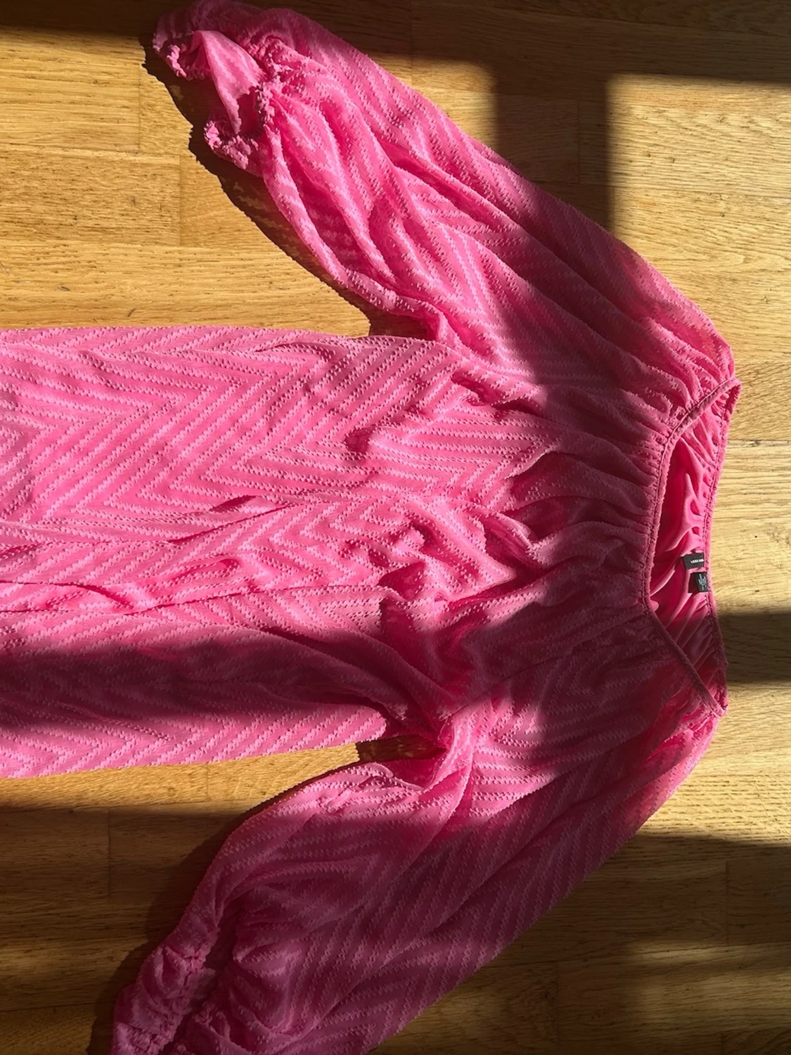 Rosa transparent blus med mönster