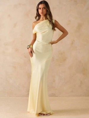 Ljusgul oneshoulder långklänning - Elegant ljusgul långklänning i oneshoulder-modell med mjukt draperad överdel och figurnära passform. Klänningen har en slät, minimalistisk design och är tillverkad i ett glansigt material som ger en lyxig känsla. Perfekt för dig som vill sticka ut med stil.