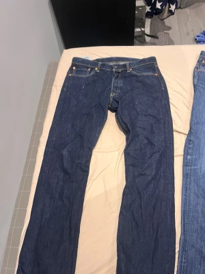 Levi's 501 jeans - Mörkblå 501or med bra slit potential 33/30 men känns mer som 32/32 helt oanvända 