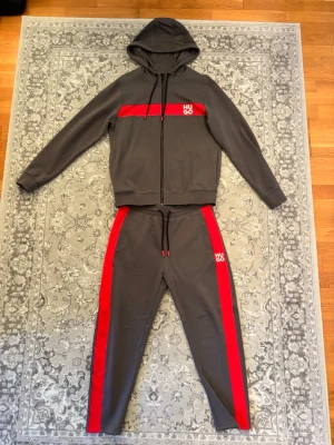 Hugo tracksuit - Mängdrabatt finns! Ju fler plagg du köper, desto bättre pris kan jag ge