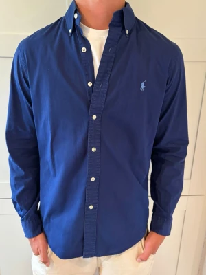 Polo Ralph Lauren skjorta - Säljer denna snygga Ralph Lauren skjorta! Mycket bra skick och storlek S! Kan gå ner i pris vid snabb smidig affär!
