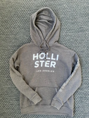 Hollister vintage 2000s hoodie (Limited edition) - Säljer nu denna sjukt snygga Vintage 2000s Hollister hoodie! Passar till allt och har en perfekt passform. Säljs ej längre i butik och är därav mycket eftertraktad😊 passar S perfekt ! Skriv vid funderingar 🤝