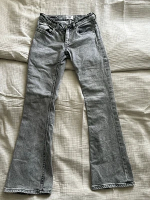Grå lågmidjade jeans - Grå lågmidjade Lager 157 Jeans i storlek XS short. Använda relativt mycket, endast lite slitningar vid byxkant annars inga defekter. Nypris 400.