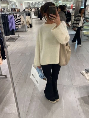 Beige mohair stickad tröja från H&M - Såå fin stickad mohair tröja ifrån H&M. Storlek s men den har krympt lite i tvätten så sitter mer som en xxs/xs💕