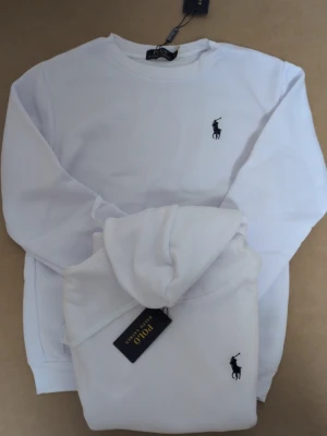 Ralph Lauren set - Ralph Lauren matching set. Sweatshirt and hoodie. Both size M. Clean and fresh. Perfect for casual wear or street style. Want a better price? Hit me up for a fast deal.