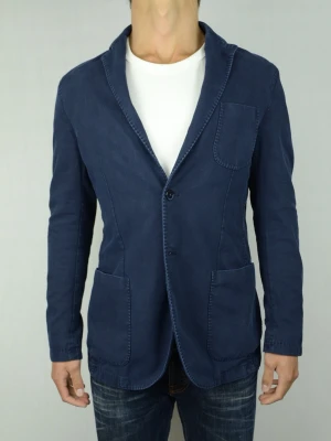 Boggi Milano blazer  - BOGGI MILANO BLAZER Storlek : IT48 Passform : Passar M Användning : Kavajen är i ett fint skick utan defekter Nypris : Cirka 3500SEK Modellen på bilden : 182CM och väger 74KG