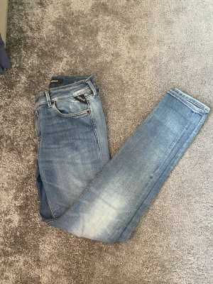 Replay Jeans - Tja säljer ett par riktigt feta Jeans i en skön blå färg med lite fades. Jeansen är i storlek 26/30. De hyperflex så de sitter extremt skönt.