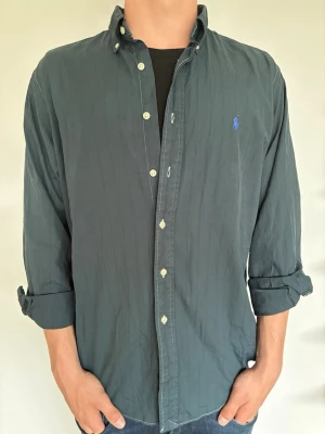 Ralph Lauren skjorta  - Ralph lauren skjorta classic fit herr| pris:499kr| skick:9,8/10| Storlek:XL| Hör av dig vid minsta lilla fundering eller fråga| 