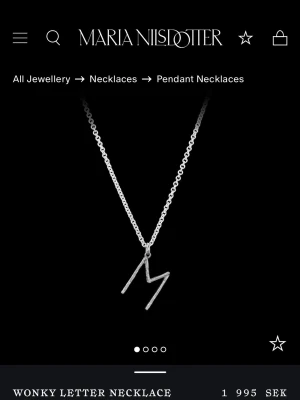 Silverhalsband med bokstav från Maria Nilsdotter - Snyggt halsband i silver från Maria Nilsdotter med ett hänge i form av en sned bokstav F. 