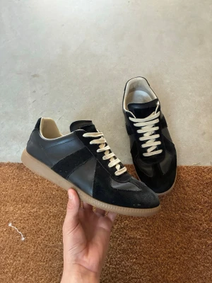 svarta Maison margiela - Säljer ett par svarta Maison Margiela bra skick sitter skönt 