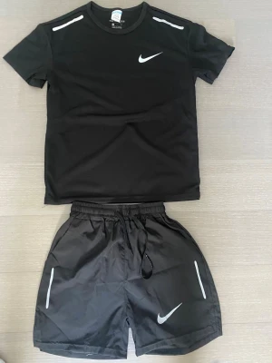 Nike träningsset - Nike set i XS som är väldigt tajt. Passar om man gillar extremt tajta tröningströjor men stretchig osv.😊