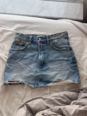 Jeanskjol - supersnygg jeanskjol från pull & bear i storlek xs!
