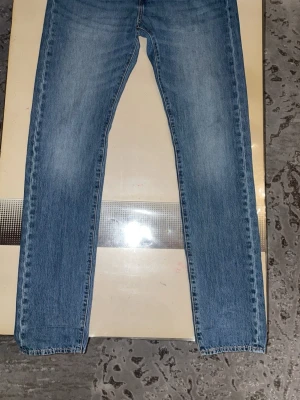 (W31  L34) 510 Levi's blå raka jeans - Säljer för dom passar inte använt bra ingen skada eller problem överhuvudtaget med jeansen Klassiska blå jeans från Levi's med rak passform och fem fickor. Jeansen har en snygg tvättad look och är tillverkade i slitstark denim. Perfekta för en avslappnad stil och passar till det mesta i garderoben.