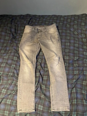 Grå slim fit jeans från Nudie Jeans  - Snygga grå slim fit jeans från Nudie Jeans aldrig används då dem är för små 34 w 30 L