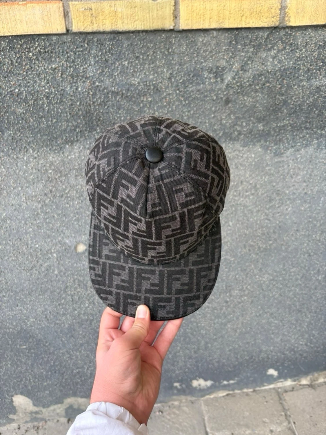 Svart keps från Fendi med FF-mönster - 1