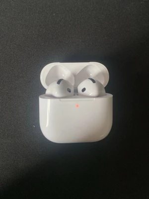 Airpods 4 ANC - Säljer ett par vita Apple AirPods 4 med aktiv brusreducering. De är trådlösa in-ear hörlurar med laddningsetui. Snygg och stilren design i blankt plastmaterial, perfekt för musik, poddar och samtal.