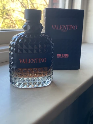 Valentino Born In Roma Coral Fantasy - Snygg parfym från Valentino, Born In Roma Coral Fantasy. Flaskan är i glas med coolt nitat mönster och svart kork. Färgen på vätskan är ljus bärnsten och etiketten är svart med röd text. Kommer med originalkartong. Knappt använd så de är typ 97ml kvar💪perfekt för en sommarkväll eller på en resturang💪OBS korken är tyvärr lös! Pris kan diskuteras💪