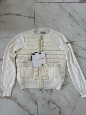 Moncler cardigan dam tjej vit - Moncler cardigan tjej vit, helt ny. Storlek S. Kan mötas upp i skåne…