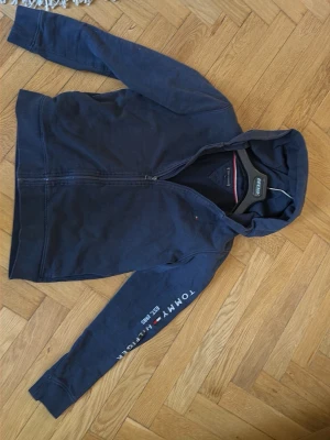 Tommy hilifiger Zip fleece - Riktigt snygg fleece som tyvärr inte passar mig längre. I bra skick, använts ett par gånger. Vill du ha den perfekta sommarfleecen? Bara att höra av sig vid funderingar! 