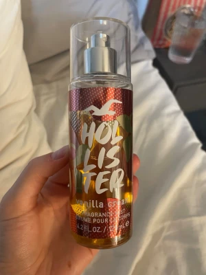 Hollister bodymist - En bodymist från Hollister i doften vanilla cream. Använd litegrann (se bild)