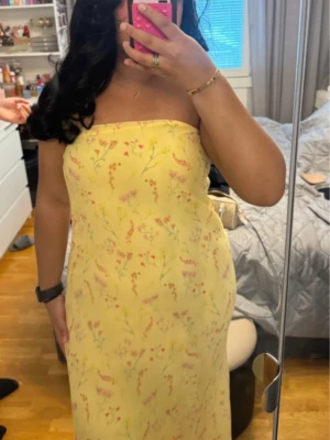 Sommar klänning Nakd - Använd en gång och köpt för 599. Är 164 cm lång och den är lite lång på mig. 