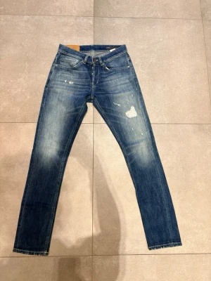 Dondup George  - Dondup jeans George!!Trendigaste jeansen på marknaden Nypris=4000  Säljs för=799(Modellen har orginal slitningar från fabrik vilket gör jeansen mer populär och eftertraktad)