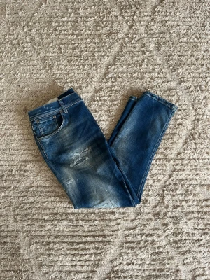 Dondup Alex jeans - Säljer nu dessa sjukt unika Dondup Alex jeans i storlek w33. Inga skador eller defekter 9/10. Midja:42cm. Lår:26cm. Ytterlängd:95cm. Innerlängd:67cm