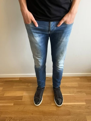 Replay Anbass Jeans - Tja, Säljer dessa tvär feta Replay Anbass Jeans. Mycket fint skick med inga defekter. Passar perfekt nu inför sommaren! Hör av er vid fler frågor🤝