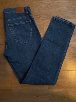Oscar Jacobson jeans  - Säljer dessa Oscar Jacobson jeans som aldrig använts, dem är i nyskick och letar ny ägare. Storleken är 32/32 och färgen är marinblå, perfekta för sommaren.