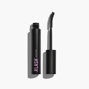 Xlash Mascara - Säljer en Xlash Mascara med en byggbar formula som ger volym och böjer fransarna. Den kommer i en stilren svart förpackning med rosa text. Perfekt för att få långa och fylliga fransar. Mascaran är oöppnad och i nyskick. Nypris: 250kr.